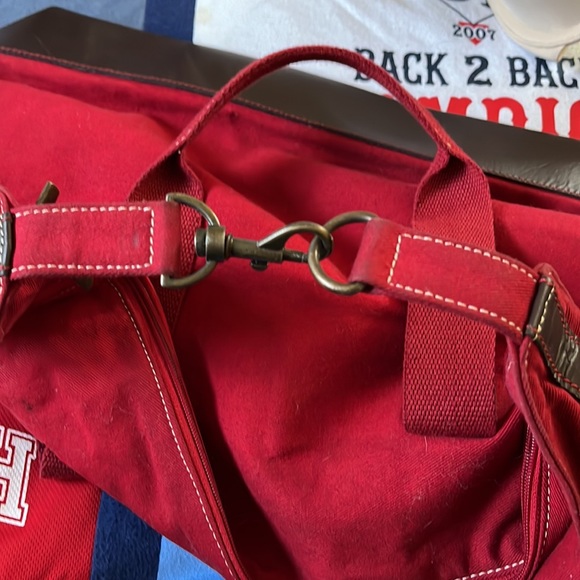 Vintage Orvis Canvas Weekender Bag. Red w/ shoulder strap. Genuine leather trim - Picture 10 of 10